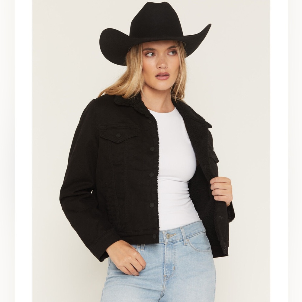 NWT Levi’s Sherpa Lined Trucker Jacket